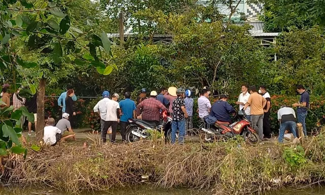 Đi lấy mật ong, phát hiện thi thể bị cháy sém