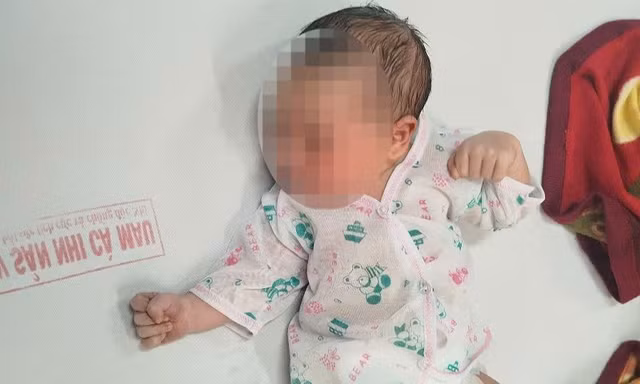 Nghe tiếng khóc trong túi ni lông trên ghế đá, phát hiện trẻ sơ sinh còn nguyên dây rốn