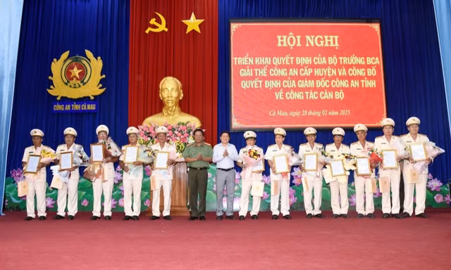 Công an Cà Mau điều động 465 chỉ huy, cán bộ về công an cấp xã