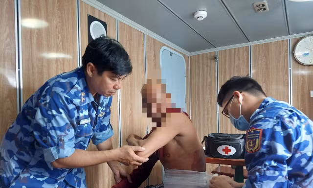 Cấp cứu ngư dân bị bỏng nặng trên biển