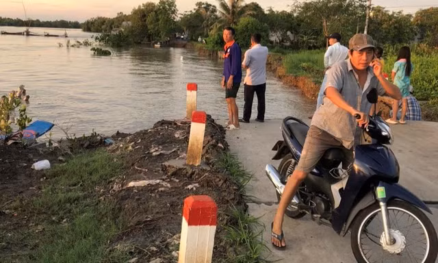 Sạt lở chia cắt đường về trung tâm xã, huy động phà đưa rước người dân