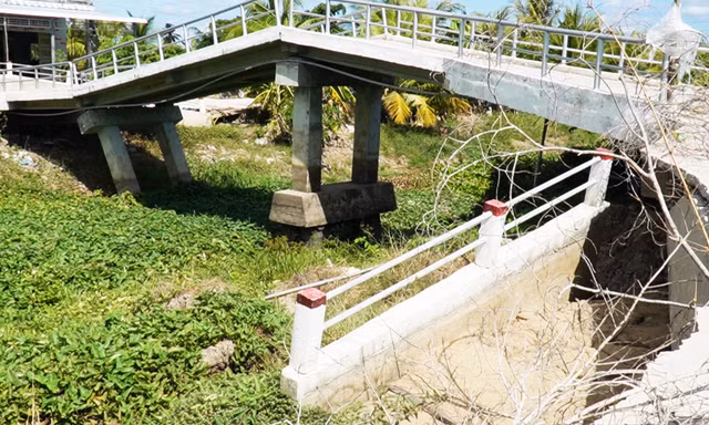 Cà Mau: Cầu nghiêng ngả, đường tiền tỷ sụt xuống sông vì khô hạn