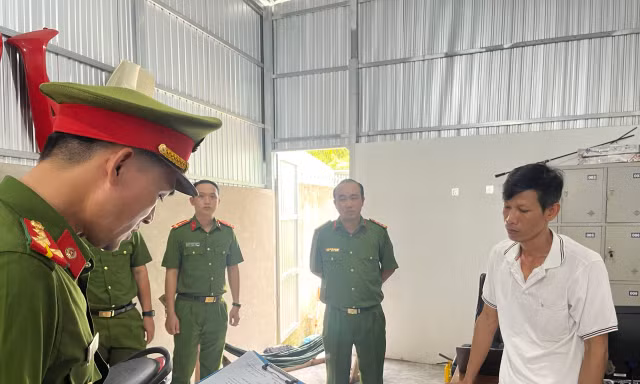 Cán bộ tư pháp xã bị bắt: Dân phải chờ giấy kết hôn, chứng sinh, chứng tử?