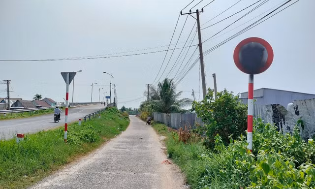 Xịt sơn biển báo, xe chở vật liệu ngang nhiên lưu thông đường cấm