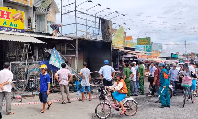 Chủ tịch Cà Mau yêu cầu làm rõ nguyên nhân vụ cháy 3 nhà dân
