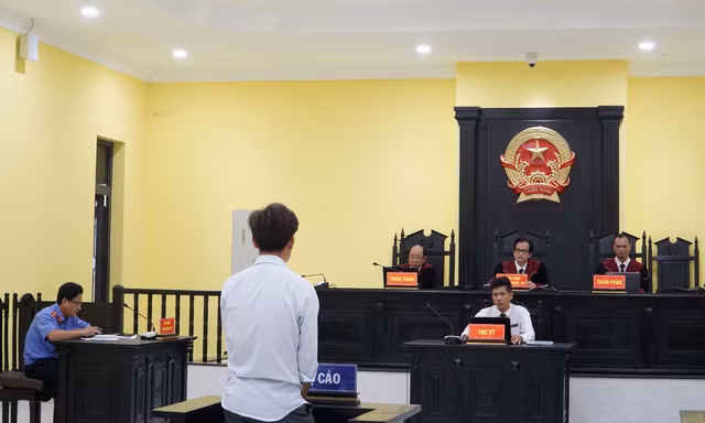 Lĩnh 2 năm tù vì chiếm đoạt vé số trúng thưởng của cụ bà 83 tuổi
