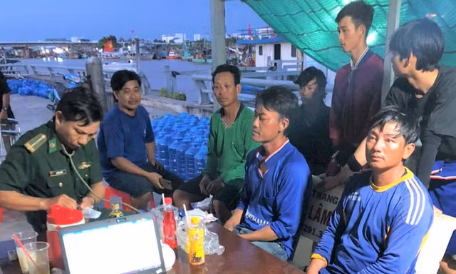 Cứu 7 thuyền viên gặp nạn trên biển, tìm kiếm 1 người mất tích