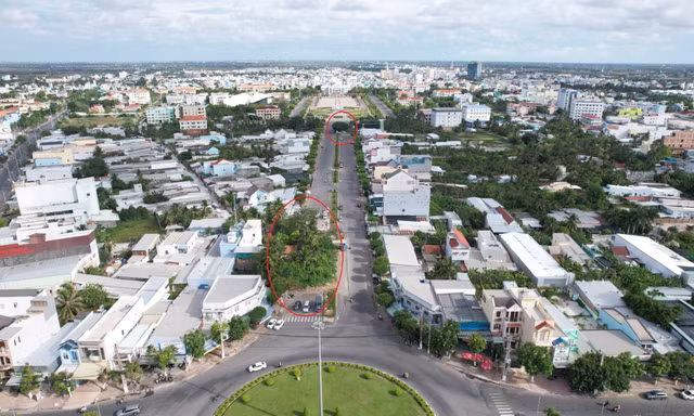 Bạc Liêu: Gần 20 năm không thể thông tuyến vì hai căn nhà ‘nằm chình ình' giữa đường