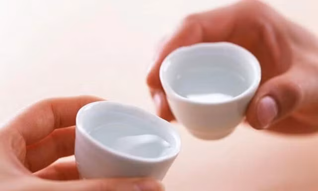 Hai vợ chồng tử vong, con nguy kịch nghi ngộ độc rượu ngày Tết: Nhậu liên tục nhiều ngày