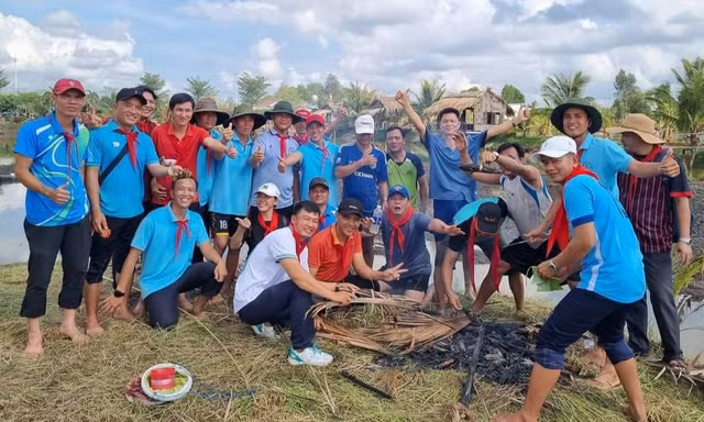 Hành trình Khăn hồng vì đàn em tại Cà Mau