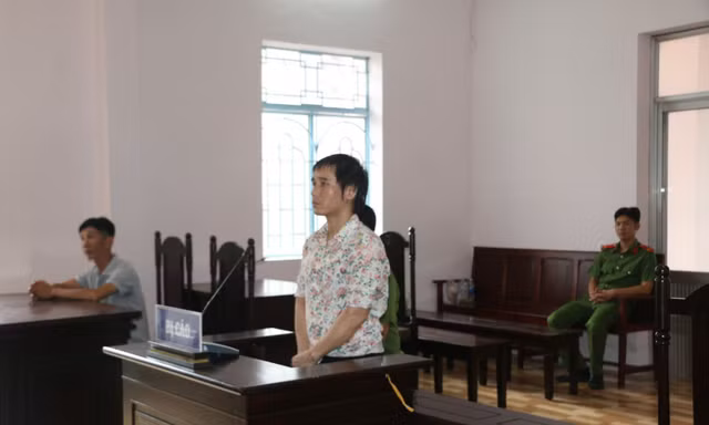 Lĩnh án vì đâm 3 công an bị thương