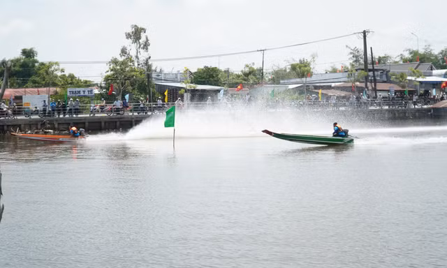 Kịch tính cuộc đua thuyền máy trên sông nước rừng U Minh Hạ