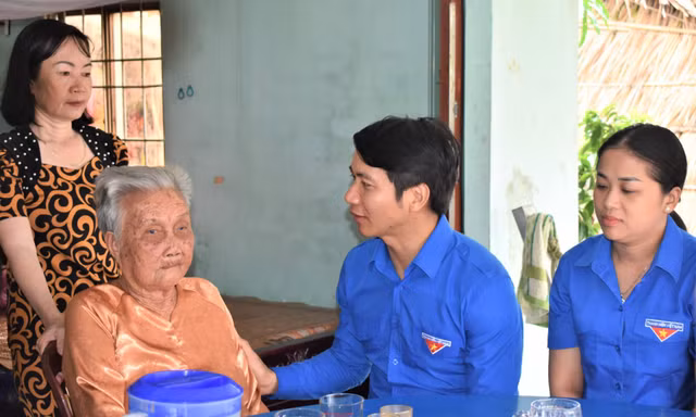 Bí thư Thường trực T.Ư Đoàn thăm Mẹ Việt Nam Anh hùng