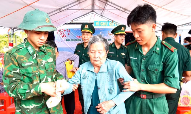 'Xuân biên cương, hải đảo - Tết thắm tình quân dân' ở Cà Mau