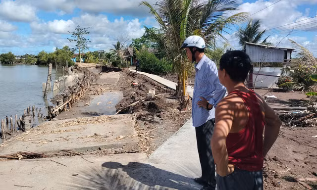Đang thi công kè chống sạt lở lại… bị sạt lở