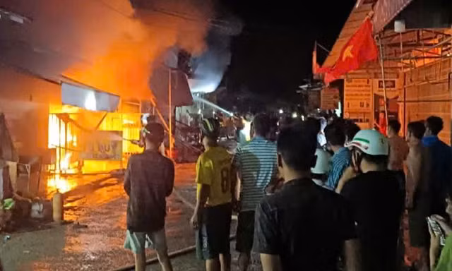 Lửa thiêu rụi 3 căn nhà ở Cà Mau