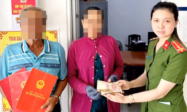 Tài xế xe buýt trả lại 3 sổ đỏ, tiền và vàng cho người đánh rơi