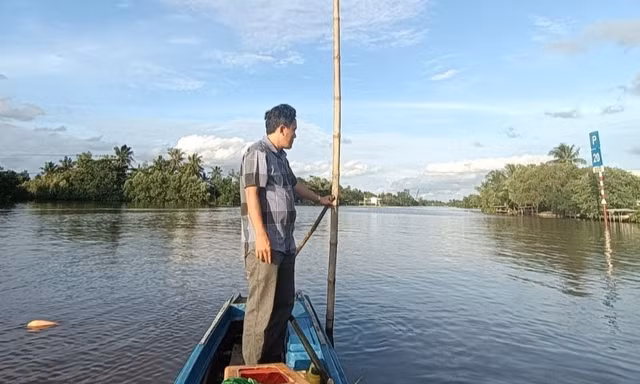 Người đàn ông tử vong sau vụ va chạm giữa thuyền máy và sà lan chở cát