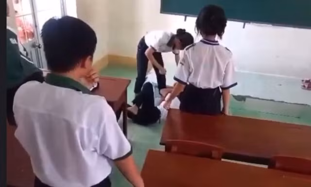 Nhìn nhau không thiện cảm, một nữ sinh bị bạn cùng lớp đánh, quay clip
