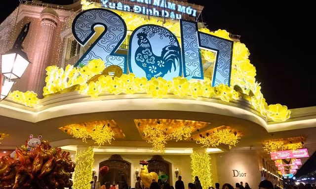 Những cành mai vàng cùng chú gà được trang trí tại Tràng Tiền plaza chào đón năm Đinh Dậu