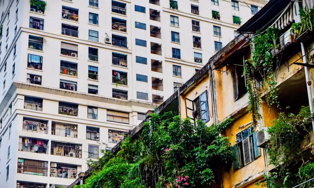 Hình ảnh đối lập giữa chung cư mới và cũ ở Hà Nội