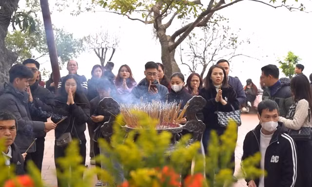 Người dân đổ về Phủ Tây Hồ trong ngày Rằm cuối cùng của năm
