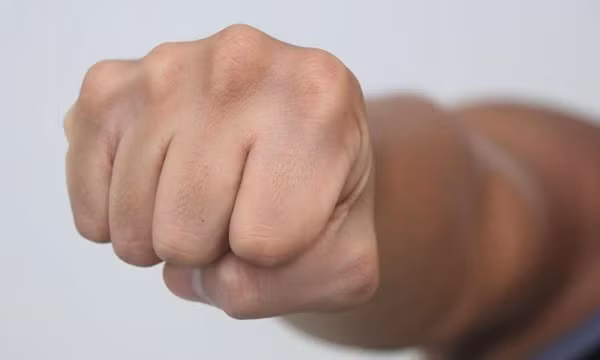Nghi ngờ bị "cắm sừng", một thanh niên vượt 100 km lúc nửa đêm để đấm kẻ thứ ba