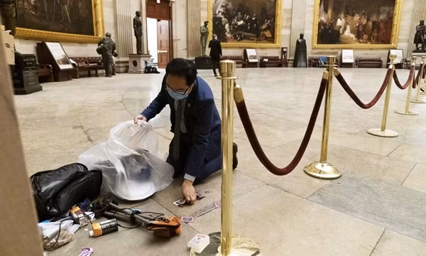 Sau hỗn loạn ở Điện Capitol, cư dân mạng xúc động trước hình ảnh nghị sĩ cúi người dọn dẹp