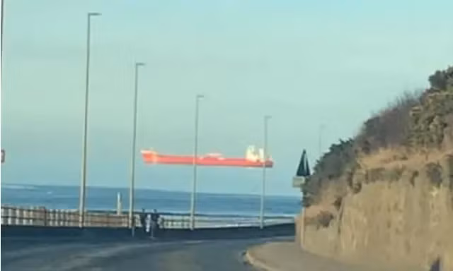 Nhiều người kinh ngạc khi nhìn thấy con tàu trôi lơ lửng ở lưng chừng trời, sự thật là gì?