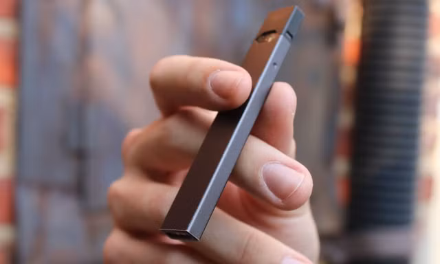 Phải dùng máy ECMO vì hút vape