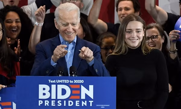 “Vũ khí bí mật” của ông Joe Biden trong kỳ bầu cử 2020: Cô sinh viên xinh đẹp này là ai?