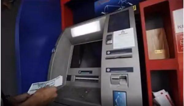 Tên trộm xui xẻo: Cho nổ tung cây ATM mà không lấy được đồng nào, đành tay trắng bỏ chạy