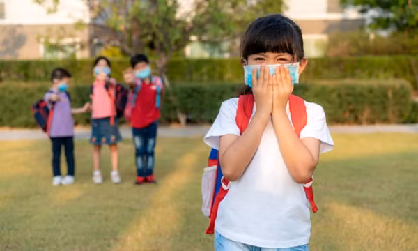 Học sinh lớp 4 bị nhà trường bắt ra về vì hắt xì đúng hai cái, tạm cấm không được đến lớp