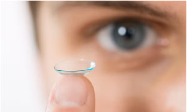 Rửa tay bằng nước máy bị nhiễm khuẩn rồi đeo kính áp tròng, cô gái bị mù một bên mắt