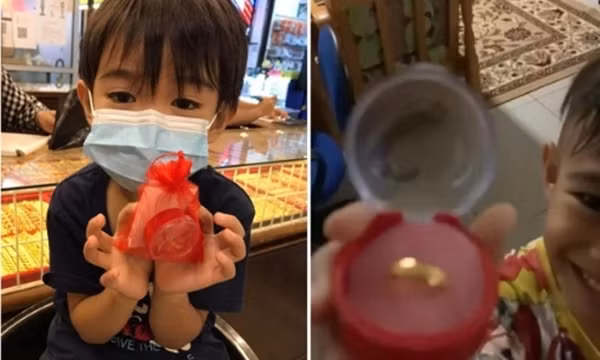Đây mới là “con nhà người ta”: Cậu bé 6 tuổi dùng hết tiền sinh nhật để mua vàng tặng mẹ