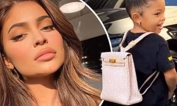 Kylie Jenner (lại) bị chỉ trích vì cho con gái đeo balô Hermès “đắt hơn ô tô” để học ở nhà