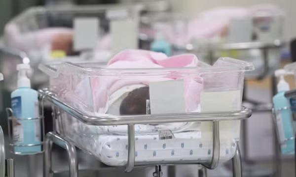 Sau khi trách người mẹ đăng bán con gái sơ sinh trên chợ đồ cũ, mọi người lại muốn giúp