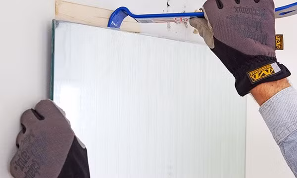 Thấy căn hộ lúc nào cũng lạnh, một người tìm hiểu và thấy điều kỳ lạ đằng sau chiếc gương