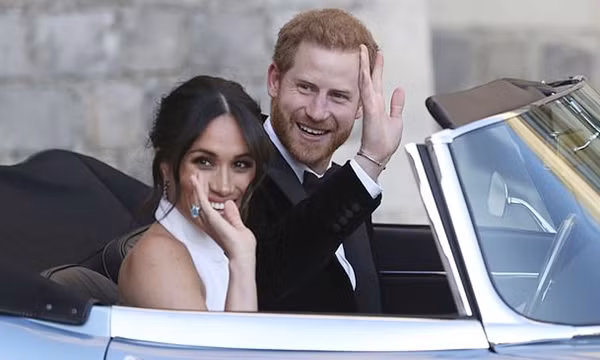 Meghan bị “tố” ngược: Bảo là Hoàng gia thu mất hộ chiếu, thế mà đi nước ngoài suốt thế này