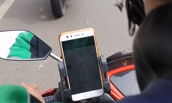 Cộng đồng mạng trợ giúp bác shipper bị bom hàng, còn bị lừa rút sạch tiền trong tài khoản