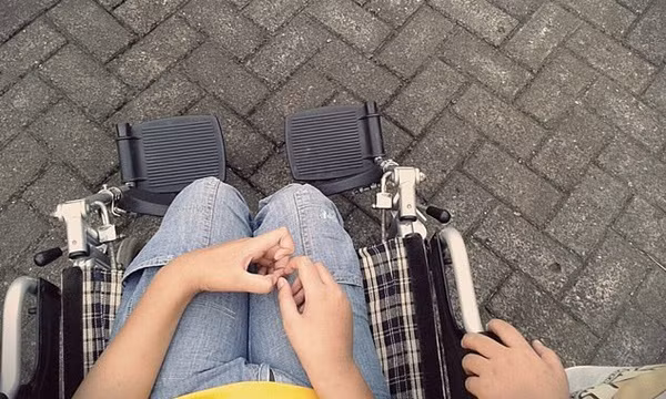 Phẫn nộ người mẹ bắt con gái khỏe mạnh ngồi xe lăn suốt 8 năm, nói dối do bị tự kỷ