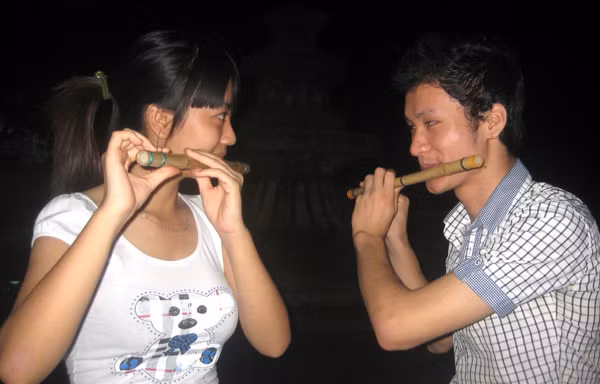 Thổi sáo và giao lưu kết bạn. Ảnh: D.N