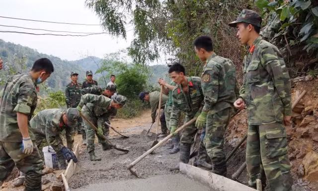 Tuổi trẻ Trung đoàn 123 hăng hái xây dựng đường cho nhân dân Bắc La *ảnh: Dương Nguyên