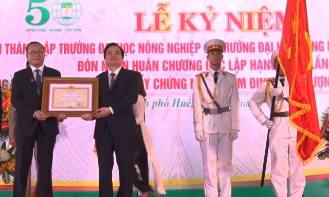 Bộ trưởng Phùng Xuân Nhạ thừa ủy quyền của Chủ tịch nước trao Huân chương Độc lập hạng Nhất (lần hai) cho tập thể Đại học Nông lâm Huế.