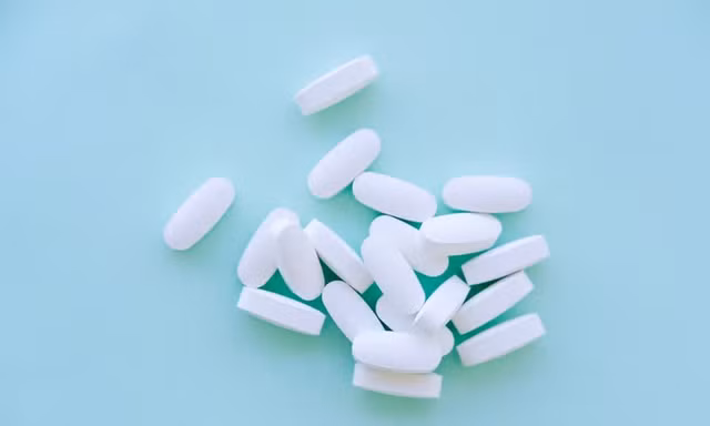 Chế thuốc giảm đau từ chất thải nhựa: Bí mật trong phòng thí nghiệm E.coli