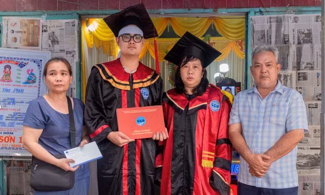 TPHCM 24/7: Trao bằng đại học trong lễ tang cho sinh viên qua đời; Cấm dạy thêm sau 20 giờ
