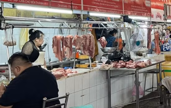 Giá thịt heo vẫn tăng cao: Người nghỉ bán, kẻ cố cầm cự