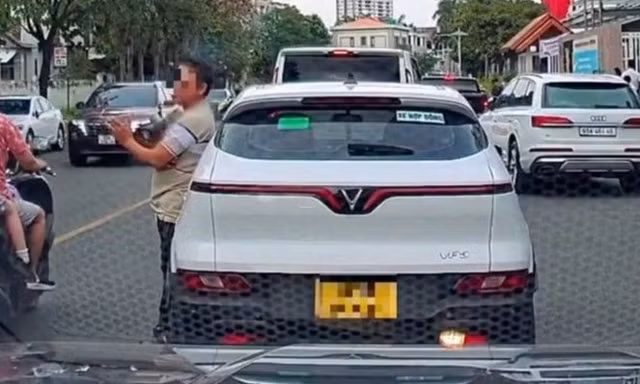 TPHCM 24/7: Lưu ý mới về cấp đổi giấy phép lái xe; Thản nhiên dừng ô tô giữa phố, đứng hút thuốc