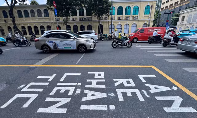 TPHCM có thêm vạch mắt võng, kẻ chữ nhường đường cho xe rẽ phải