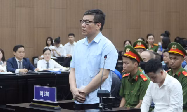 Cựu Chủ tịch tỉnh Vĩnh Phúc nói 10 tỷ và 800 nghìn USD bị phát hiện khi khám nhà là ‘tiền riêng của anh em’